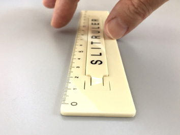 スリットが浮き上がって接触面が少ないため、定規の下面にある紙などへの付着力が少なく、滑らせての位置合わせやピックアップし易い構造となっている。ずれない定規,滑らない定規,固定も移動も自在にできる定規,レトロ定規,non-slip ruler